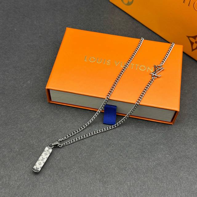 Lv Skateboard 挂饰 本款 Lvskateboard 挂饰致敬创意总监 Pharrell Williams 与滑板文化的长久渊源，及其对相关视觉美学