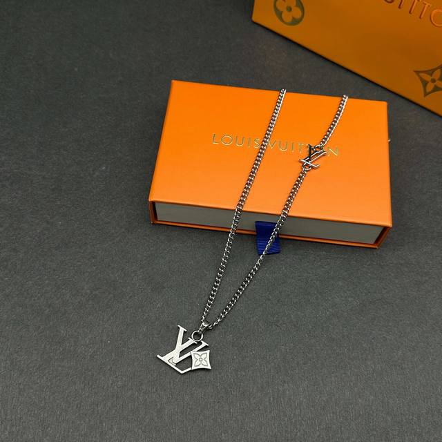 Lv Flower 挂饰 本款 Lvflower 挂饰于意大利悉心制作。夹扣细腻镂刻玲珑 Lv 字母与 Monogram 花卉。可单独戴或与其他挂饰叠搭，成就品