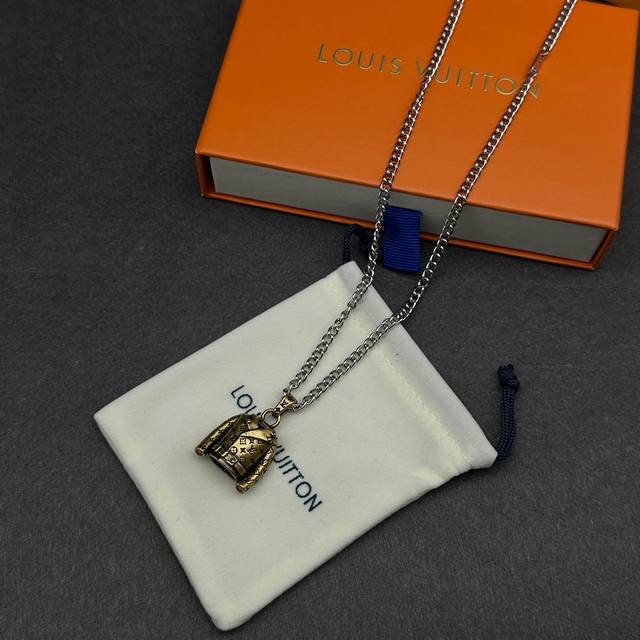 Lv Jacket 挂饰 本款 Lvjacket 挂饰以醒目黄铜塑就妙趣玲珑构型，优雅致意品牌经典 Monogram 图案。可单独固定于链带或手链上，亦可与其他