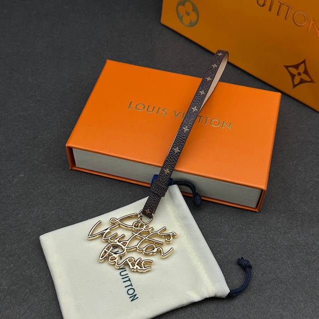 驴家 Lv Lettering 包饰挂件 03052撷取 Nicolas GhesquièRe 2025 春夏秀场背景中的霓虹标识元素，以莹泽金属抒写路易威登巴