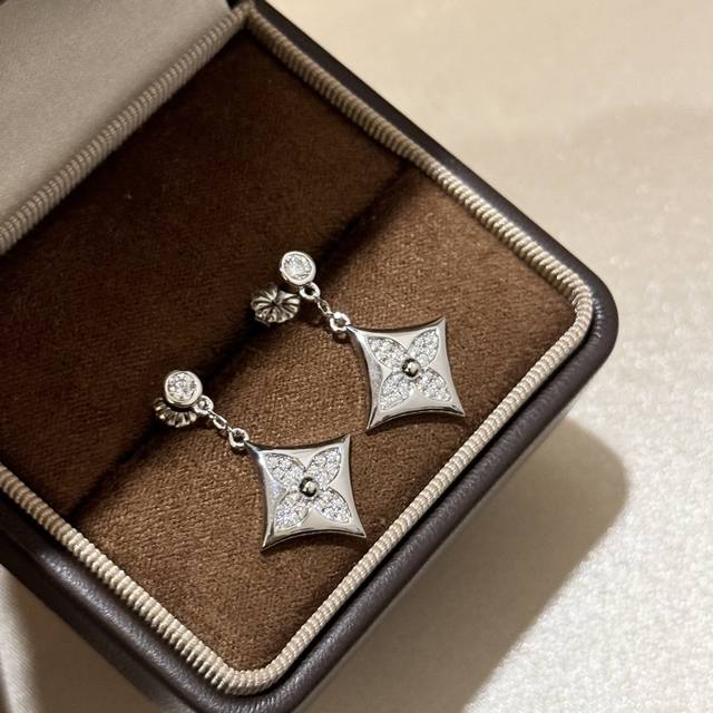 A6265 驴家 隆重登场 经点 花卉 满钻 耳钉 采用德国进口S925纯银材质电镀厚金配搭进口高碳钻 经典著作 永远不过时 铂金色 电镀厚金 纯银耳钉