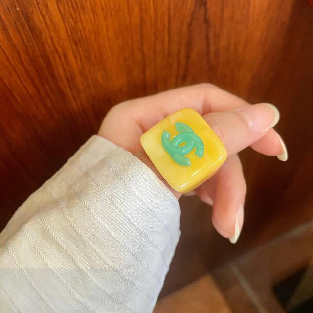 香奈儿糖果色双C戒指