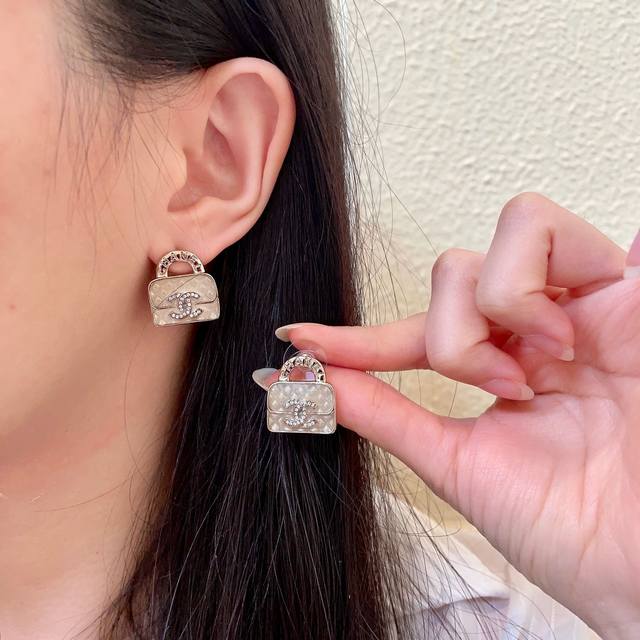 香奈儿手提包双C字母耳钉