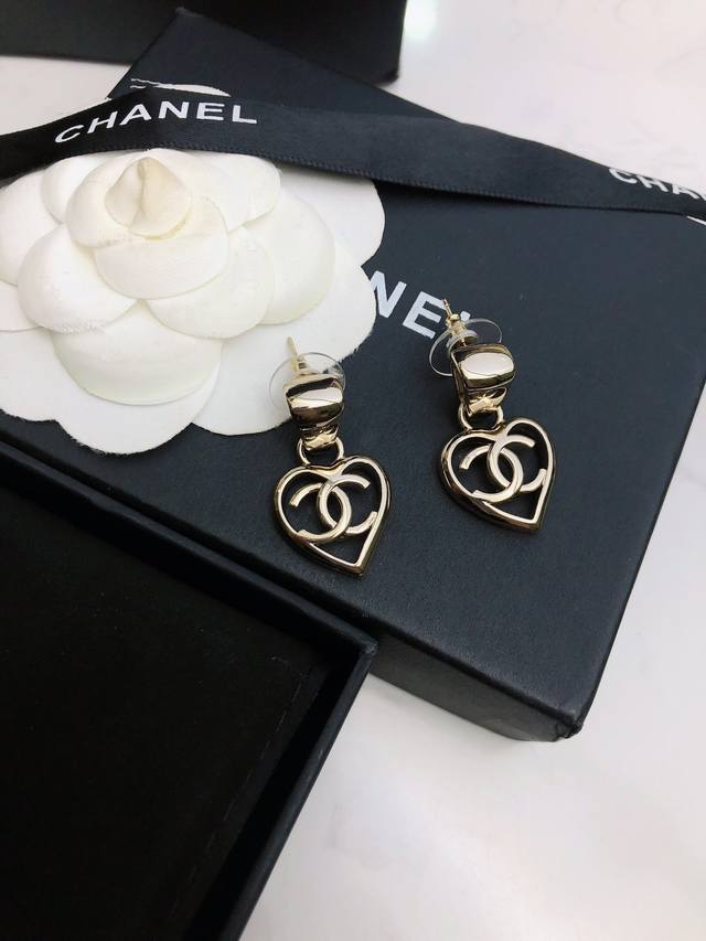 Ch Nel 春夏Pre- Collection“复古名媛少女系列”新品小香光面镂空爱心耳环#买买买#正品黄铜底材顶级电镀工艺搭配各种日常通勤和晚会活动造型，随