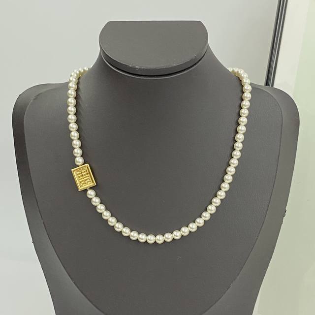 编码N836 Miumiu项链热销款爆上新 Miumiu小方块Logo珍珠项链 又有珍珠元素又有设计感，推拉调节，长短任意选择，三种戴法！ 高贵典雅又很精致～