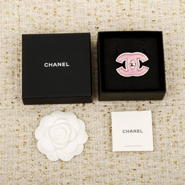 250544 我们出品 Zp10790！量大咨询客Fu 香 25B粉色包扣双C胸针 超级嫩的蜜桃粉甜而不腻多巴胺配色，粉色琉璃是偏浅一点点的，带一点珠光感，很漂