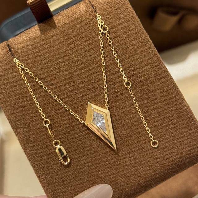 A4223 独立设计师 新款 菱形钻 项链 网络红人都爱戴的几何形状元素 是一个体现时尚经典潮流个性同款通体精选进口925纯银材质，满满Blingbling高品