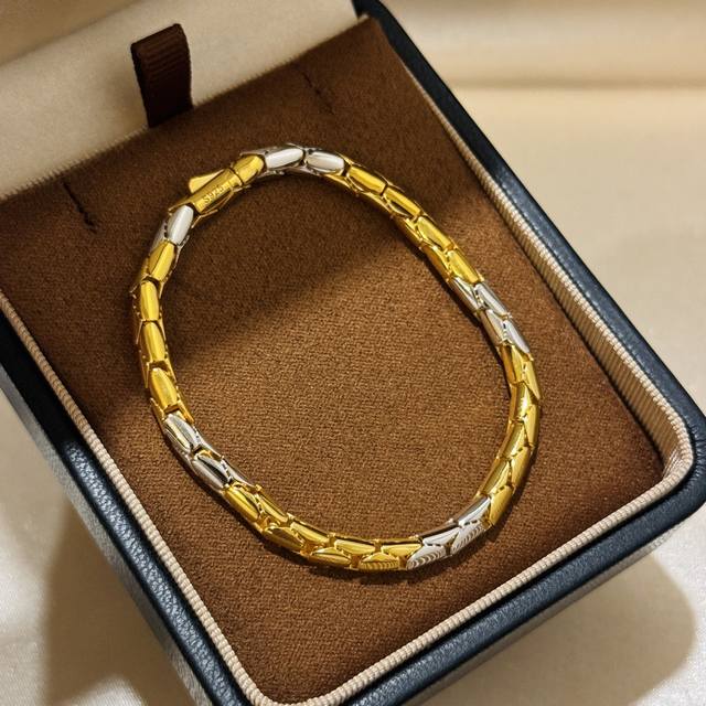 A6819 小红书爆款 独立设计师款 双色 蛇鳞 蛇骨手链 男女均可佩戴 叠戴超级美 各大网红同款 栩栩如生，高端定制通体925纯银Bling Bling 雍容