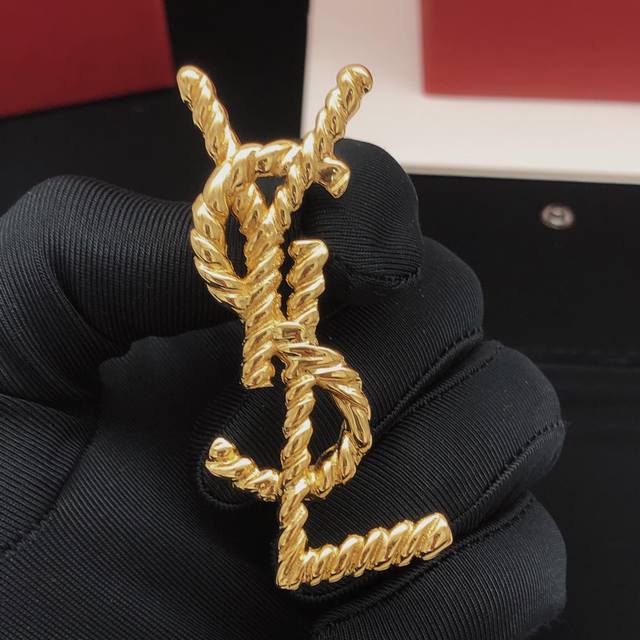 编号Yxz0033 Yvessaintlauren*最新款麻花胸针 一致Zp黄铜材质