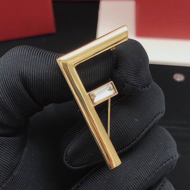 编号Fdxz0006 Fend*最新款胸针 一致Zp黄铜材质