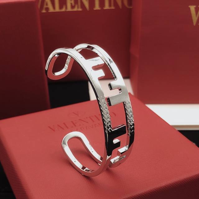 编号Fdsz0015 Fend*最新款字母手镯 一致Zp黄铜材质