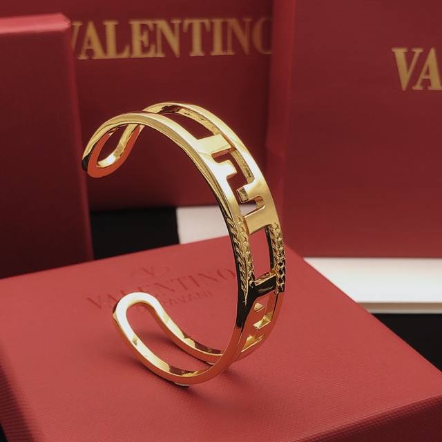 编号Fdsz0014 Fend*最新款字母手镯 一致Zp黄铜材质