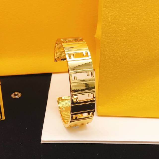 编号Fdsz0010 Fend*最新款手镯 一致Zp黄铜材质