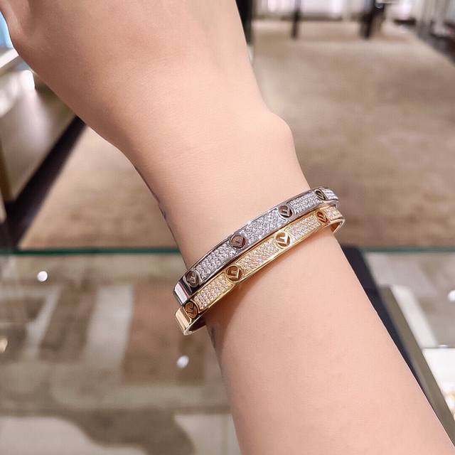 编号Fdsz0001 佩戴图 Fendi手镯