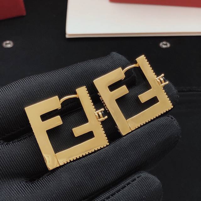 编号Fded0104 Fend*最新款方形彩钻耳钉 一致Zp黄铜材质