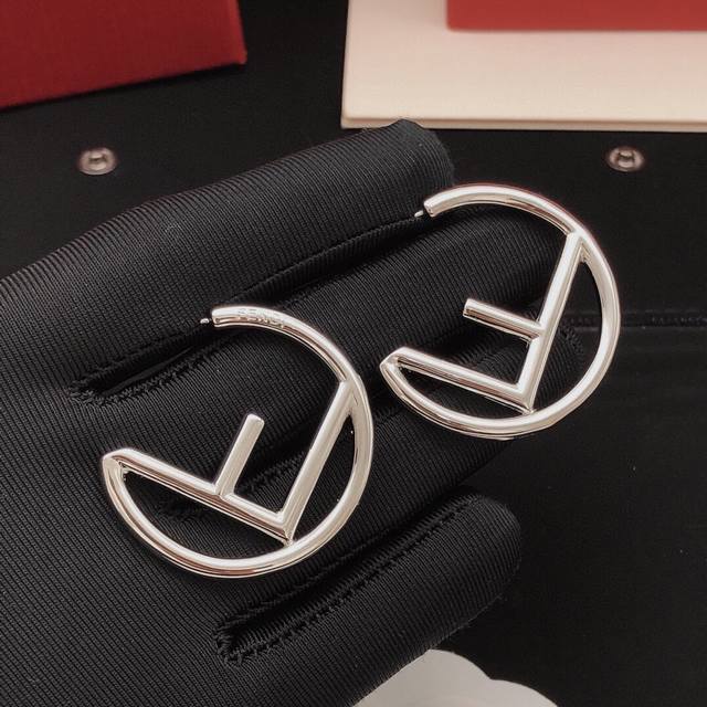 编号Fded0101 大号4Cm Fend*最新款圆形耳勾光面 一致Zp黄铜材质