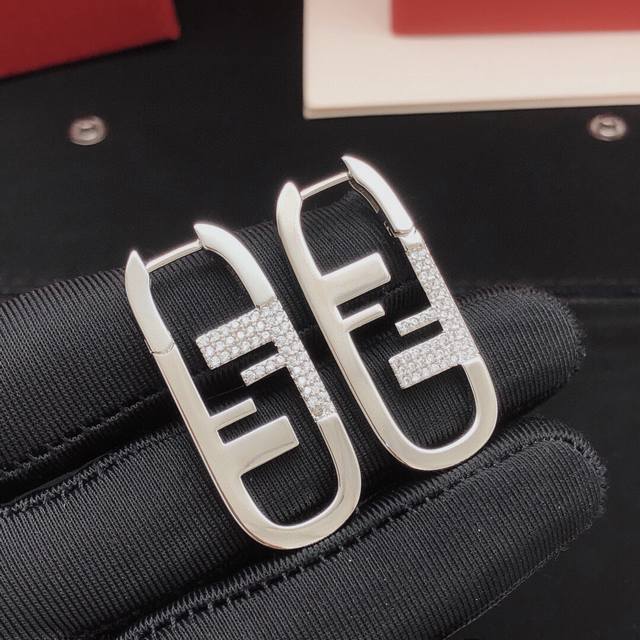 编号Fded0098 Fend*最新款银色耳勾 一致Zp黄铜材质