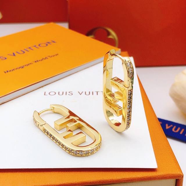 编号Fded0091 Fend*最新款耳勾边缘镶钻 一致Zp黄铜材质