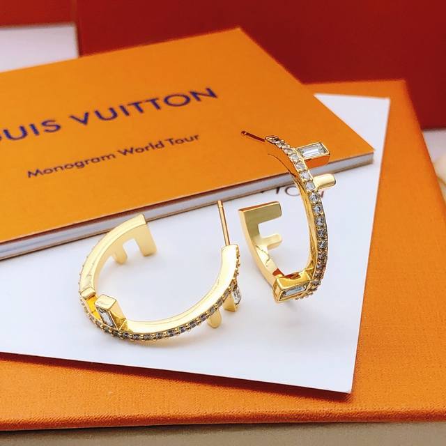 编号Fded0089 Fend*最新款圆形耳环 一致Zp黄铜材质