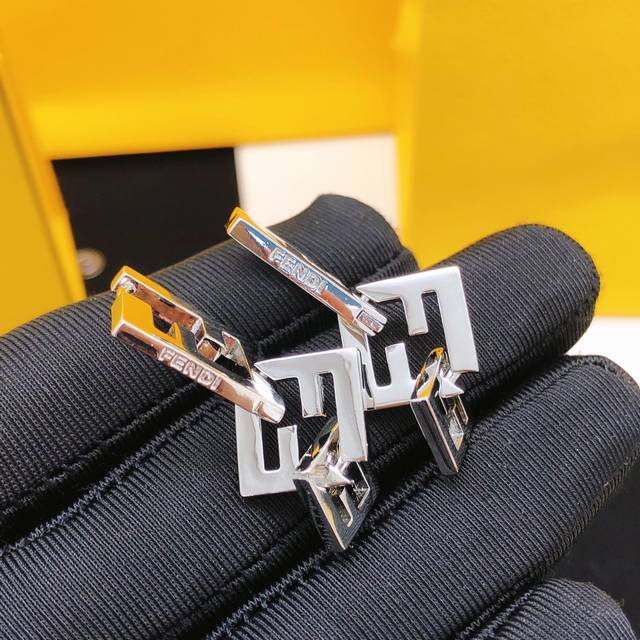 编号Fded0081 Fend*最新款流苏光面耳钉 一致Zp黄铜材质