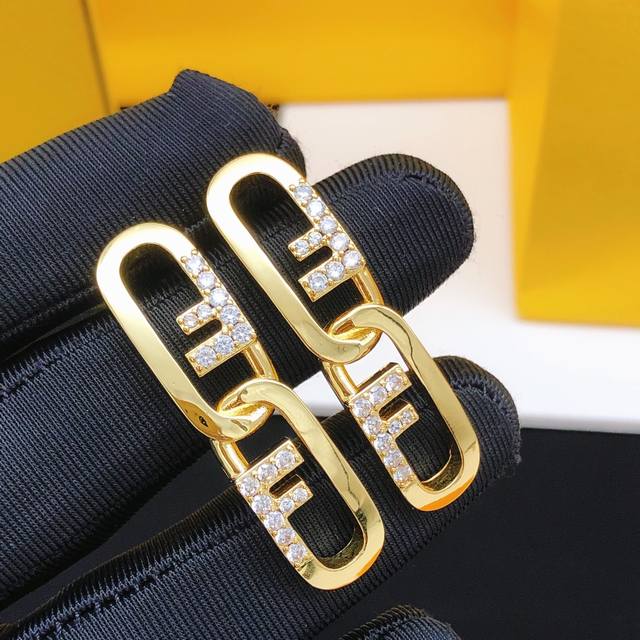 编号Fded0073 Fend*最新款流苏光面耳钉 一致Zp黄铜材质