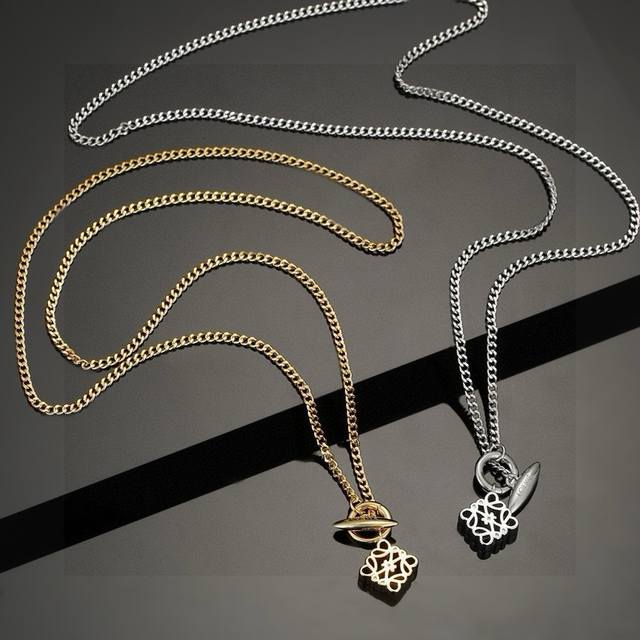 爆款罗意威的设计真的很厉害，非常的艺术！它的Logo就是最美的艺术！ 线条花罗意威项链！细节处理的非常细腻光滑！各种造型服装都是无敌百搭！金银两色项链