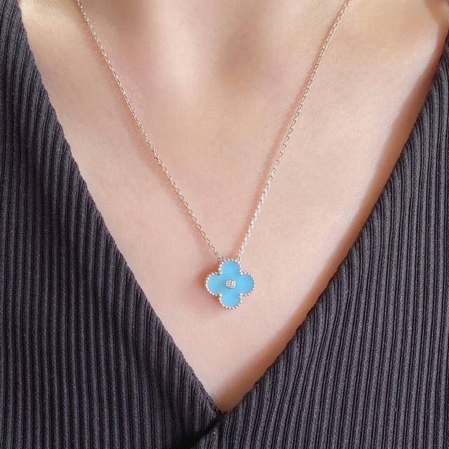 V金材质 。Zp开版，高版本Cnc 扣头 Vca蓝陶瓷带钻四叶草项链版型超级正，花型正底端工艺，正版细节，市面上很多版都是错的！光泽非常好。果断自留。