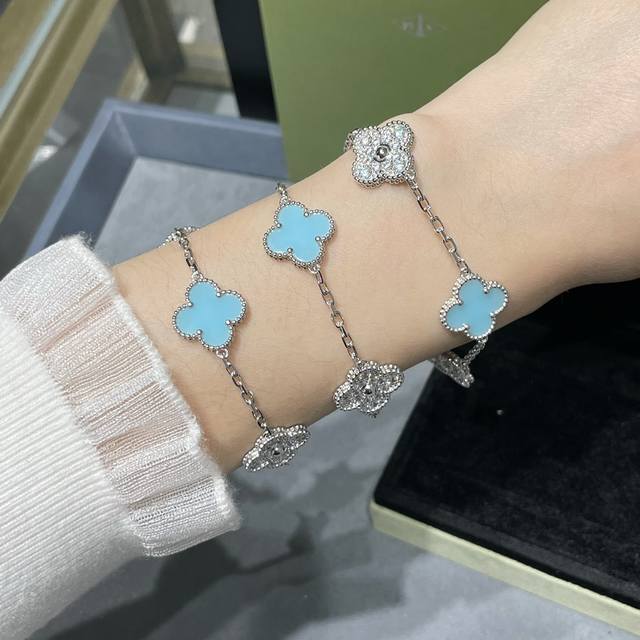 V金材质 。Zp开版，高版本Cnc 扣头，Vca蓝陶瓷五花间隔钻四叶草手链版型超级正，花型正底端工艺，正版细节，市面上很多版都是错的！光泽非常好。果断自留。
