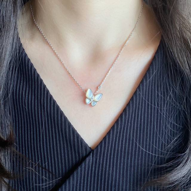 V金材质 Vca Cleef&Arpels 高级白贝母蝴蝶项链现货都是可遇不可求的，特别惹人爱，衬肤色白嫩，特别百搭，适合任何场合，姐妹聚会，倍有面子。