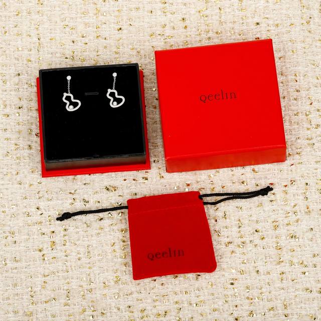 211953 我们出品 珍珠葫芦耳环，可订做18K真金真钻版，只做对版真金货，价询客Fu Qeelin第一款拥有珍珠元素设计的珠宝全新上市啦 造型灵感采撷传统葫