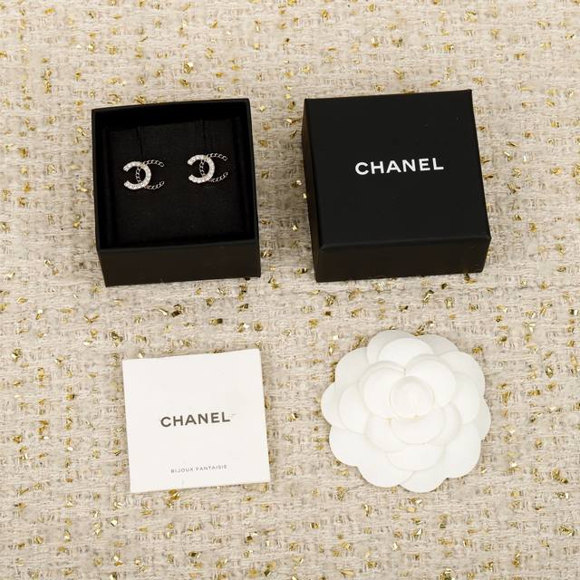 250561 我们出品 预售19号左右出货，Zp5850！量大咨询客Fu 香 双C镂空编织耳钉 25秋冬最新款系列全网首发！老规矩先到先得非常千金风这一季的最爱