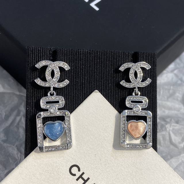 Xe0705 Cha El香水瓶蓝色 粉色耳环 蓝色 粉色 灵动又别致，仿佛将优雅跟浪漫戴在身上，每一处每一处细节彰显奢华，戴上它轻松成为焦点！