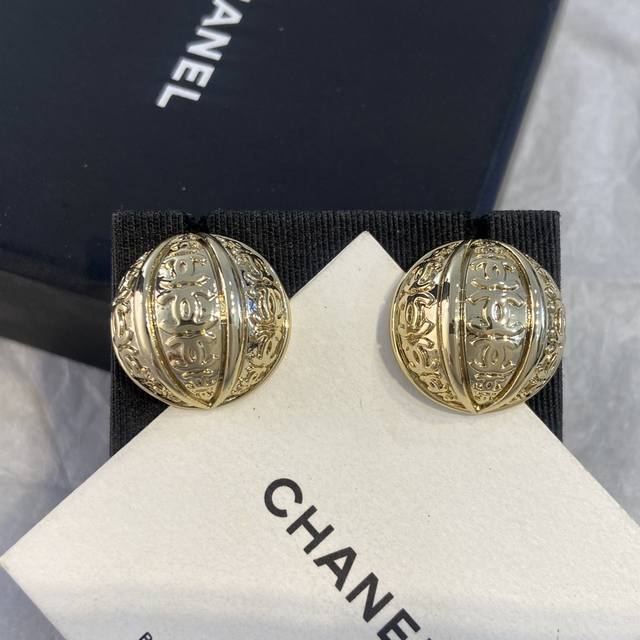 Xe0123 Ch Nel 香 儿 半圆满钻爱心双C耳钉 本季必入爆款火到炸裂，美到窒息，不买真心对不起自己Zp一致黄铜材质＋满钻设计，市面上万万千千版本，各种