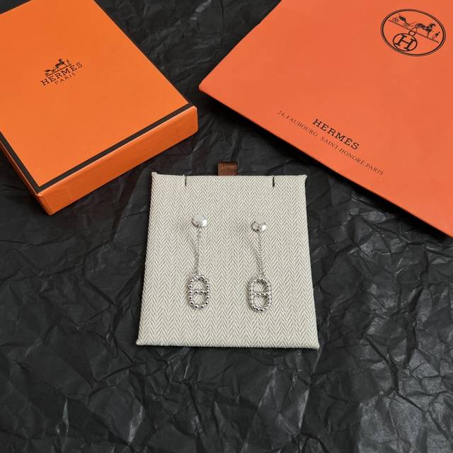 Hermes爱马仕 耳钉 这款设计非常精致，高级 上耳效果超级好看，一丝点缀很温柔得开又不失雅典高贵气质。