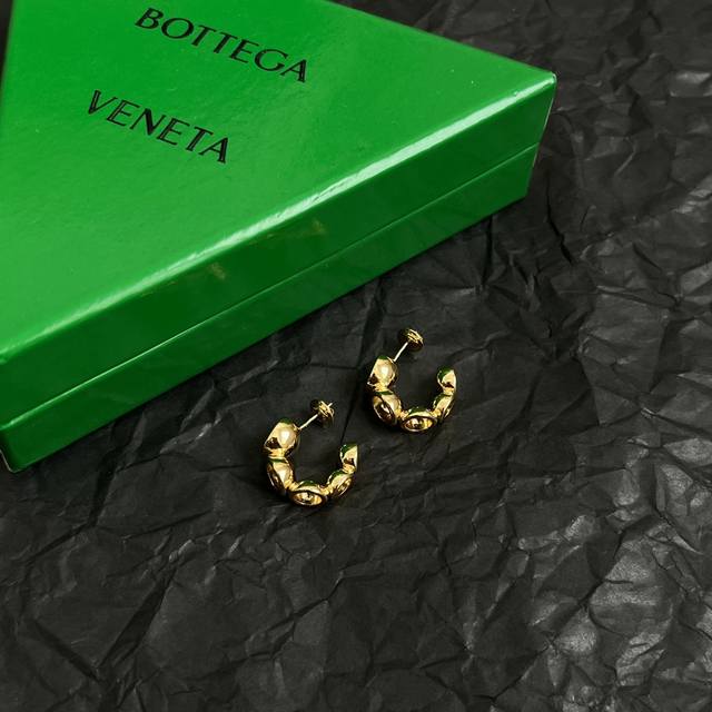 Bottega Veneta Bv耳钉 金属感十足 ，整体细节非常令人惊喜，设计感十足，必须为世家的设计点个大大的赞，不仅带出个人自信及品味，款式典雅而时尚，突