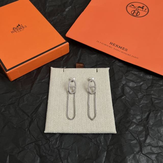 HermèS 爱马仕 耳钉 风靡整个Ins圈网红猪鼻子系列，做工精致 璀璨奢华 高级感立现 很大气不失时尚感。