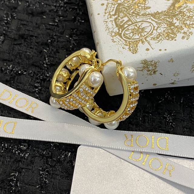 编码E1196 0763740 ＤＩＯＲ 专柜最新款同步上新 香迪奥耳钉火热爆款来袭 这个品牌在时尚女性当中绝对无所不知都知道它的经典与岁月逢出货必火的一个知名