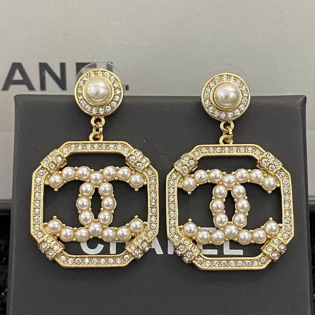 编码E1175 0763745 Chanel 专柜最新款同步上新 香奈儿耳钉火热爆款来袭 大牌香奶奶这个品牌在时尚女性当中绝对无所不知都知道它的经典与岁月逢出货