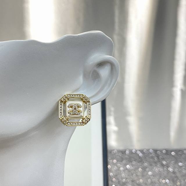 编码E1170 0657260 专柜最新款同步上新 耳钉火热爆款来袭 这个品牌在时尚女性当中绝对无所不知都知道它的经典与岁月逢出货必火的一个知名品牌同步专柜正品