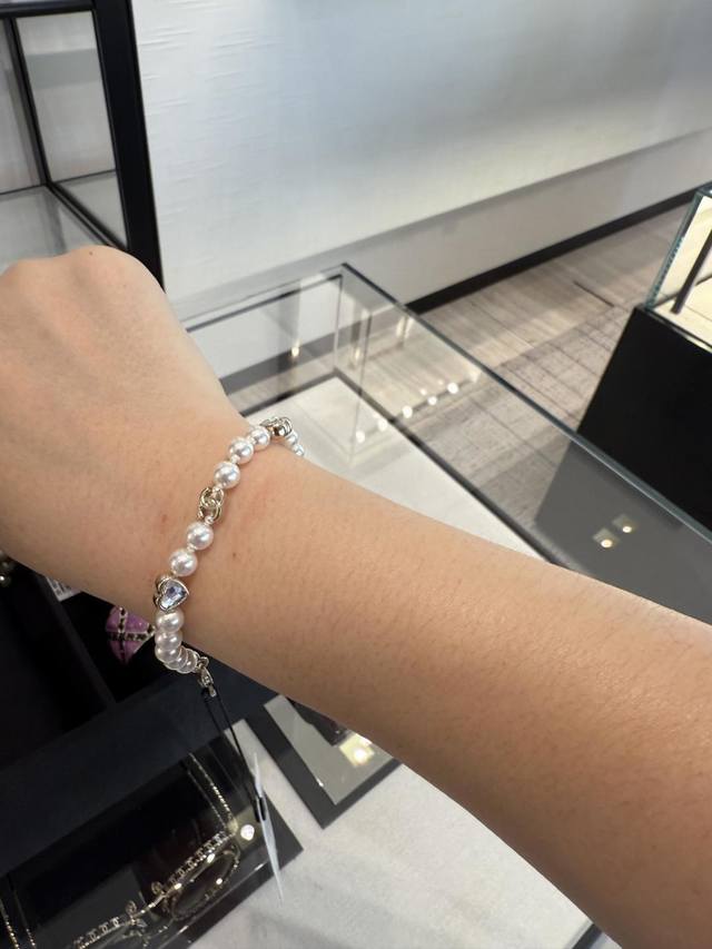 250559 我们出品 预售19号左右出货，Zp8450！量大咨询客Fu 爱心钻珍珠手链 25B秋冬最新款，最新款全网首发现Huo哇哇，太美了，这季的爱心水钻真