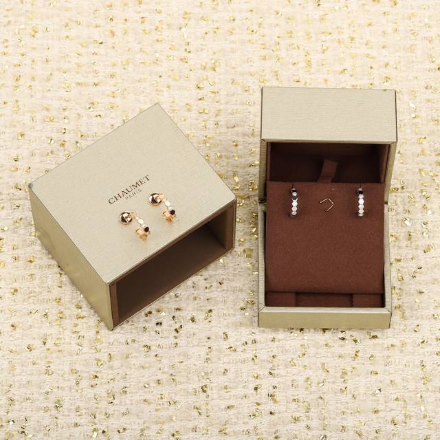 206667 我们出品 蜂巢耳钉，可订做真金真钻，只做对版Zp真金货，Pk市面各种金货量大咨询客Fu Bee My Love系列作品灵感源自蜂巢造型，标志性的设