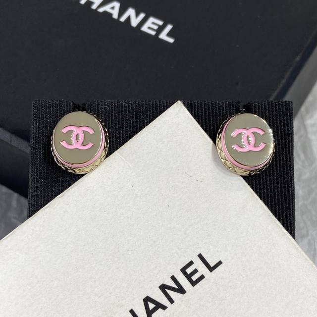 Xe0443 Ch Nel菱格圆形珐琅双C耳钉 火到炸裂，美到窒息，不买真心对不起自己