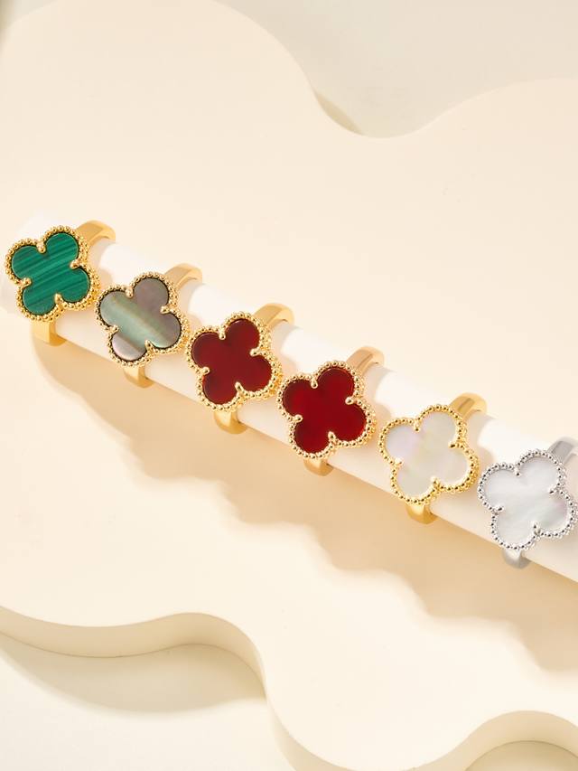 绿贝 没有什么比四叶草戒指更值得推荐的！戒指尺寸5678号。 其设计独特、隽永典雅 教人一见倾心 幸运的标志从四叶幸运图案汲取灵感 并配以黄K金圆珠饰边 天然石