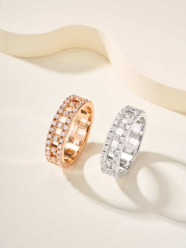 T True系列满钻戒指 宽式5.5Mm，5678号 一款Bling Bling的满钻戒指，戒指是一圈T镂空切割组合的，镂空切割设计显得非常现代. 酷酷的中性范