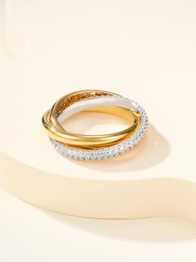 Tinity三环小号镶钻戒指 6789美号，单环2.5Mm 分别是黄金、白金、玫瑰金，三环缠绕融为一体，你想表达的意义都无限丰富，无限延伸，寓意太棒啦！ 超有个