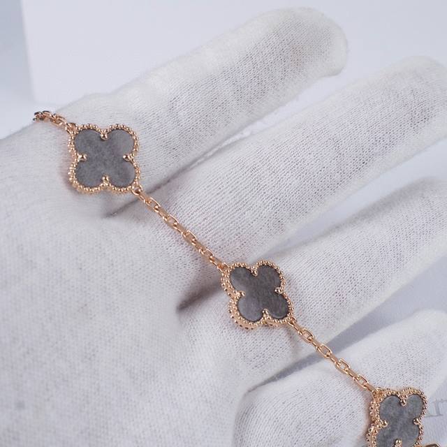 Vca银耀石四叶草五花手链 量大咨询客服，可定制真金版！ 纯银精工灭世版厚金电镀 限量版！Z一致采用天然银辉耀石，不同角度会折射出猫眼银色珠光效果！非常的特别且