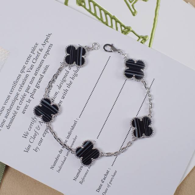 纯银精工版厚金电镀 2025限量新款Vca手链～脉纹缟玛瑙五花 最新颜色！一定要入手呀！采用天然条纹黑玛瑙搭配银色链，每块玛瑙石都是独一无二的纹路超级重工打造，