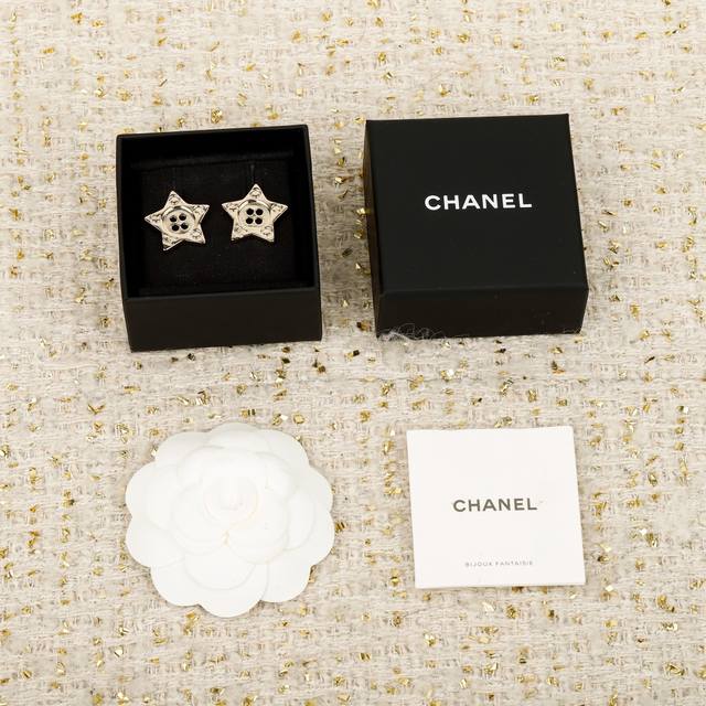 250556 我们出品 预售17号左右出货，Zp5980，量大咨询客Fu 香 纽扣五角星耳钉 本季必入爆款25K新款耳钉，重磅推荐！万年经典款，这一季的设计，真