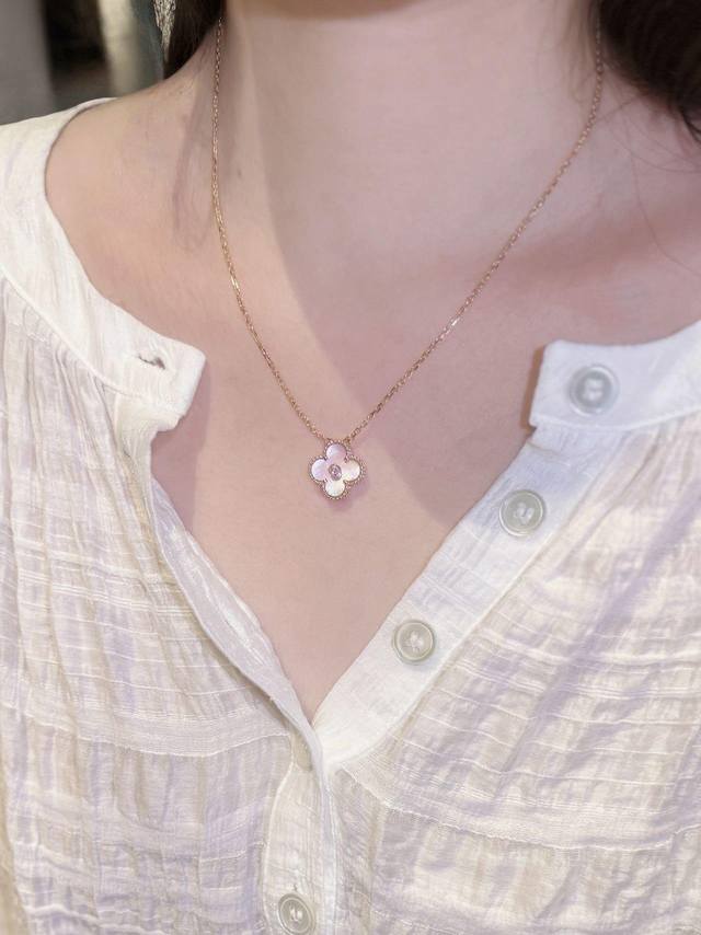 250547 我们出品 圣诞限定款式，四叶草贝母带钻项链，Zp46800认准唯一一家真正购入珠宝类Zp开发的，可订做真金真钻版，只做对版真金货，价询客Fu 终于