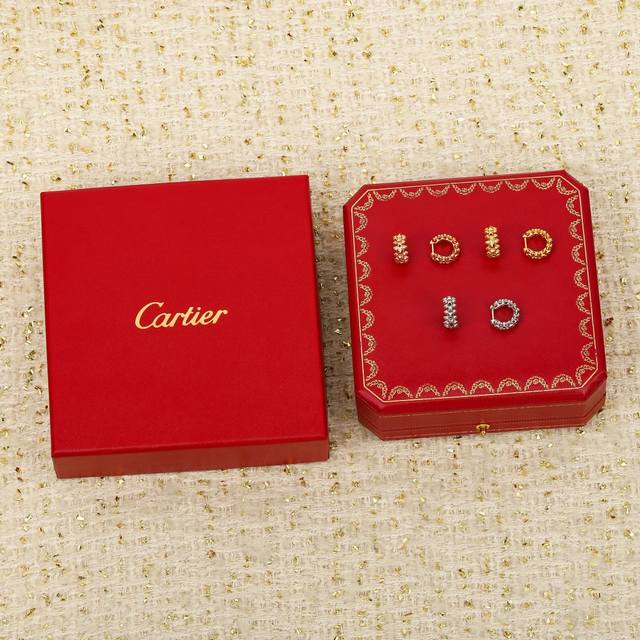 211633 我们出品 小号铆钉耳环 ，可订做18K真金真钻版，量大价询客Fu Clash De Cartier系列玩转跃动光影，呈现双重面貌的全新卡地亚标志性